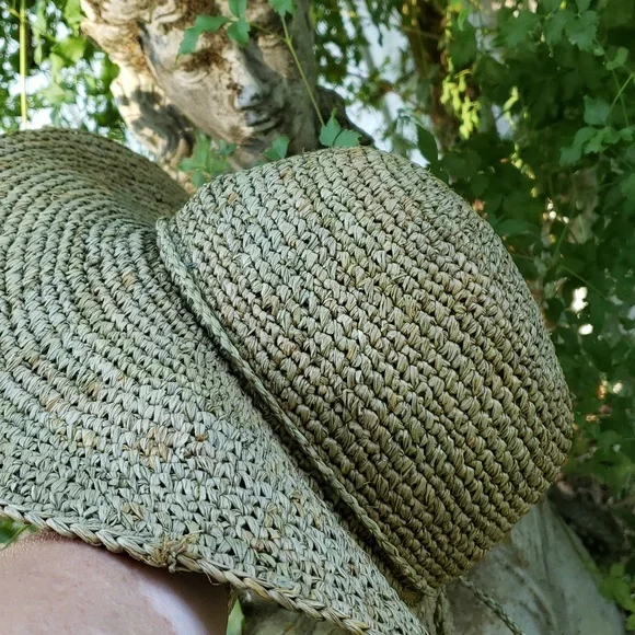 PETER GRIMM wide brim straw bucket Brimmed HAT with tassels. - Picture 9 of 12